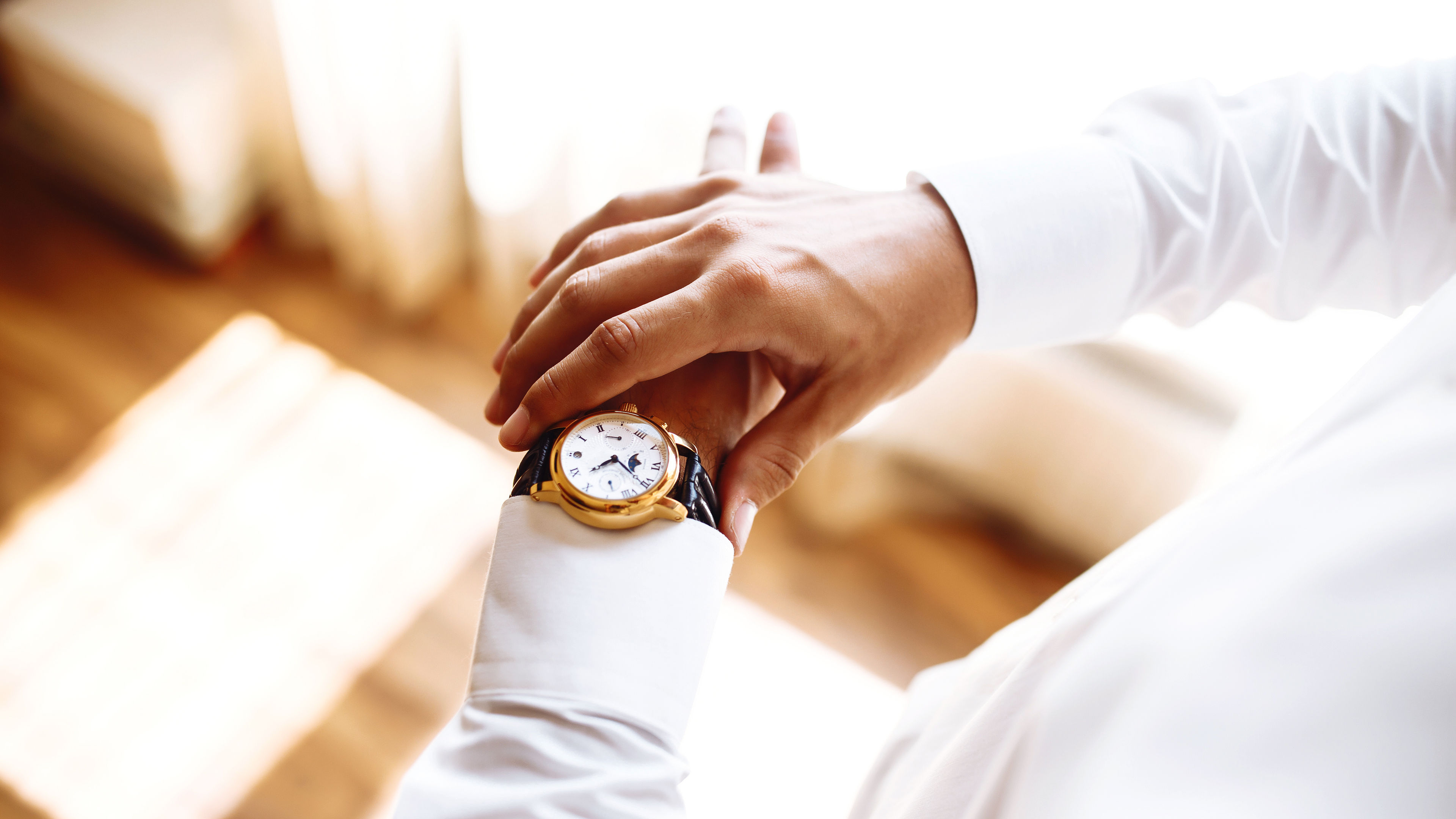 Man wearing a stylish piece of wristwatch. 